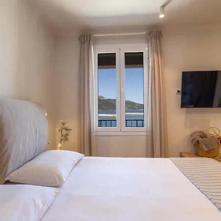 Semesterbostad Cavaliere Seafront House - Theseus *